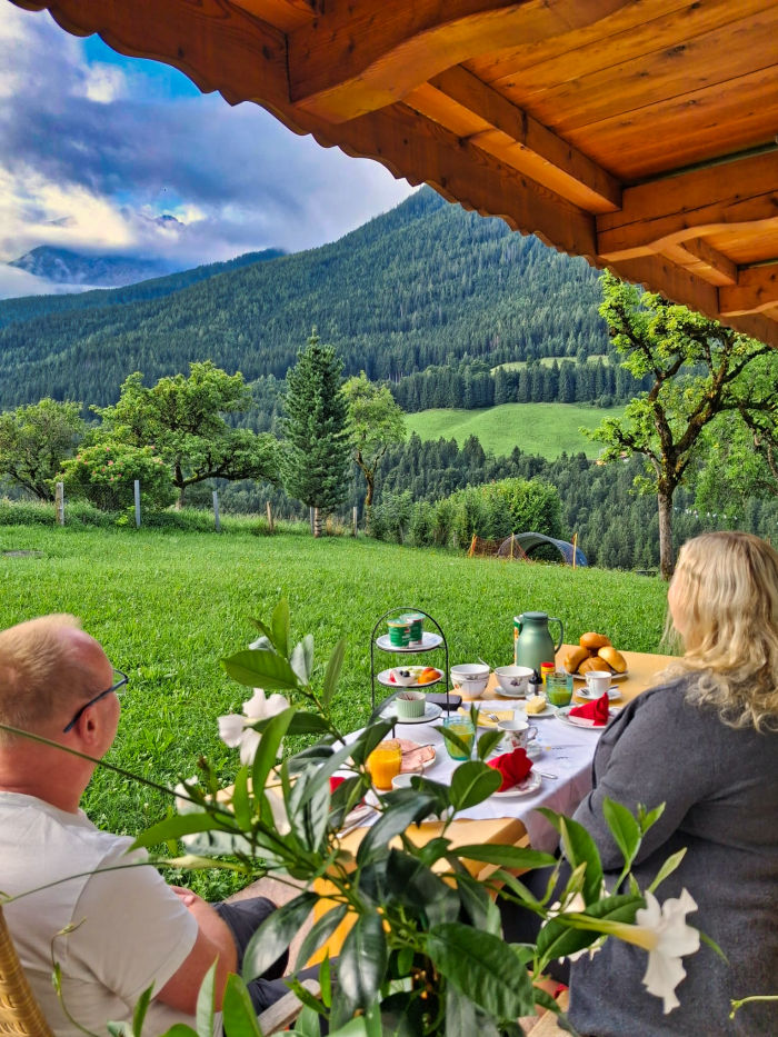 Frühstück vorm Haus